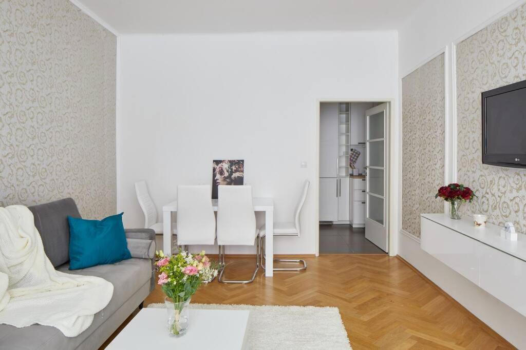 Gentle And Cozy Apartment Right At The Center Praga Esterno foto