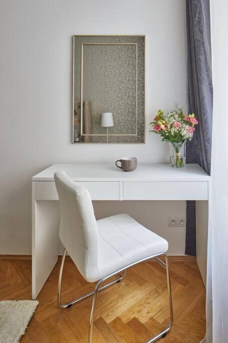 Gentle And Cozy Apartment Right At The Center Praga Esterno foto